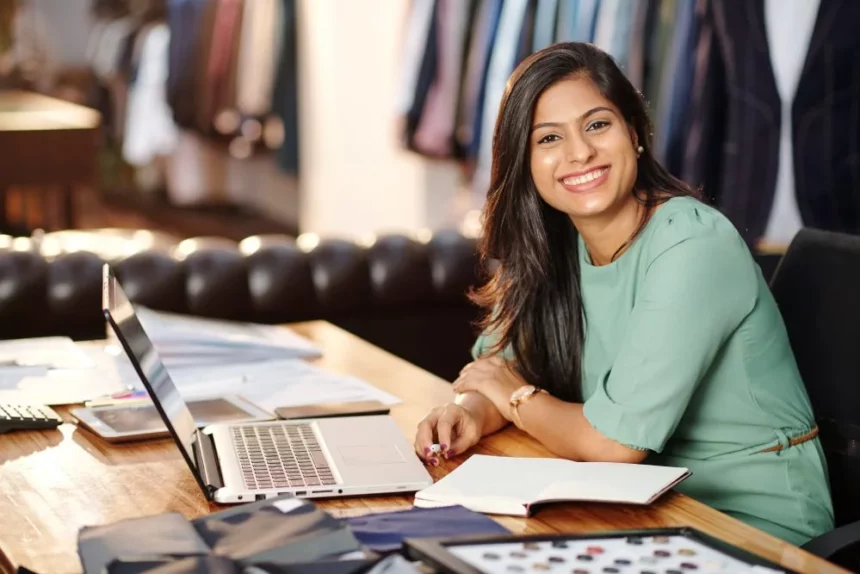 Young entrepreneur smiling 28888695 860x574 1